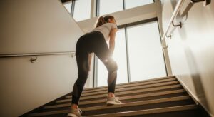 Leia mais sobre o artigo Fica sem Fôlego ao Subir Escadas? Não é Só Você. A Ciência Explica.